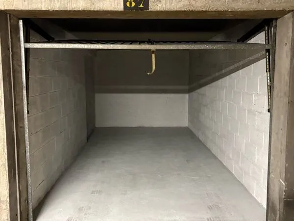 INVESTISSEMENT RARE - Box 16m² Sécurisé | Place Charras (10 min La Défense)