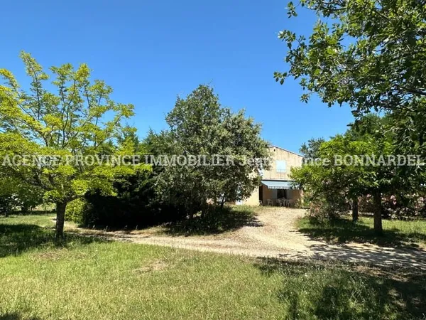 Spacieuse Villa avec Vue sur le château