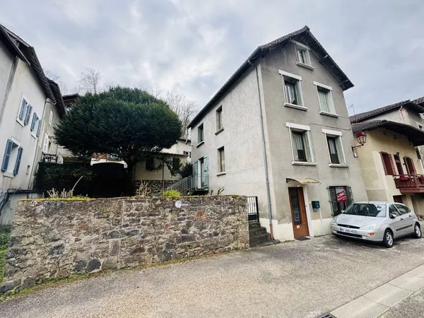 MAISON FAMILIALE AVEC JARDIN PRIVATIF ET GARAGE
