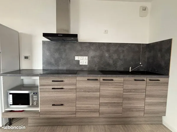 Studio grand balcon au pied des transports et des commerces, emplacement idéal toutes commodités, ré