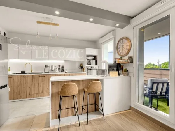 Appartement 4 pièces rénové avec 2 terrasses et 3 parkings