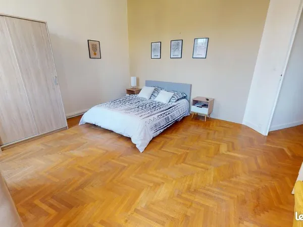 Chambre 5 pièces 110 m²