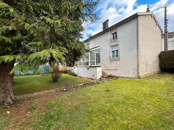 Maison de Ville avec terrain clos et dépendances appréciables