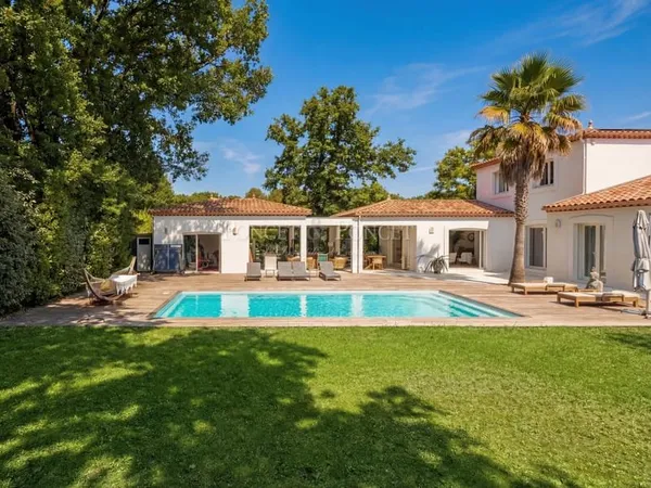 Villa moderne avec piscine. ASSAS, Montpellier NORD.