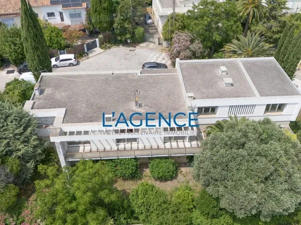 Villa d'architecte de 383 m2 habitables avec garage et terr