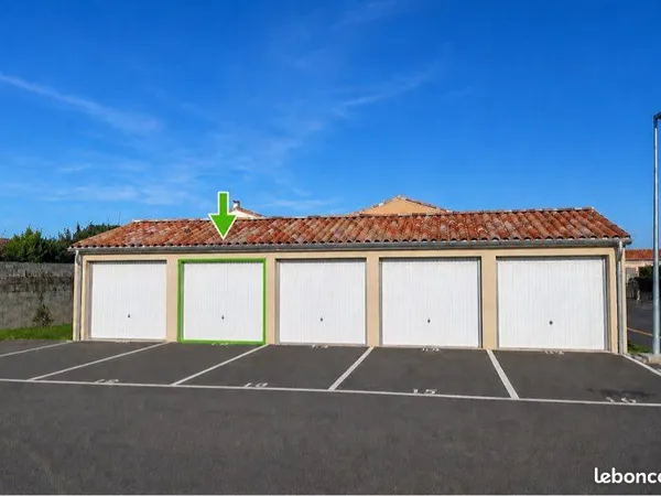 Box fermé + place privative - 2 véhicules possible - Résidence sécurisée