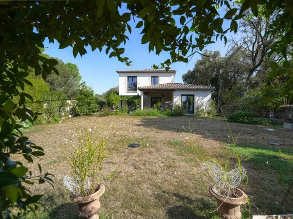 Maison méridionale avec piscine à Uzès