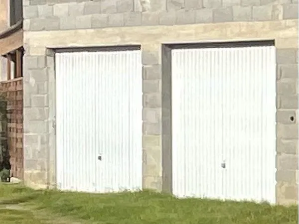 Location d'un grand garage pour stockage et véhicule