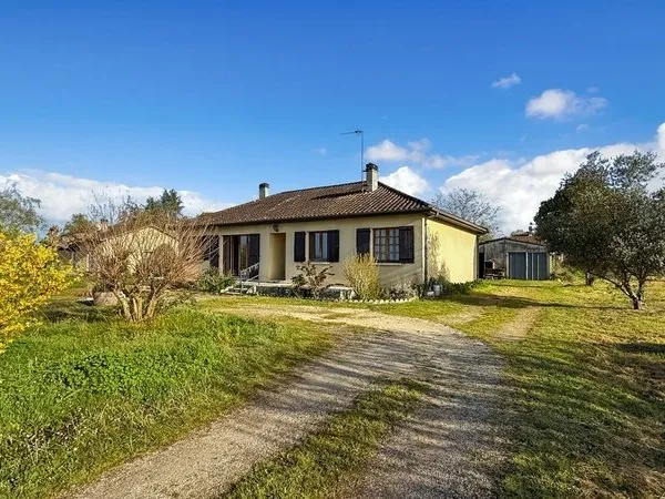 Maison plain-pied à rénover 96m2 et garages de 13 m2 et 26 m2 sur terrain 1956 m2 - 4 pièces LA FORC