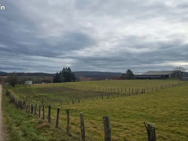 Vends terrain d'une superficie de 890 m², situé dans un secteur calme et agréable