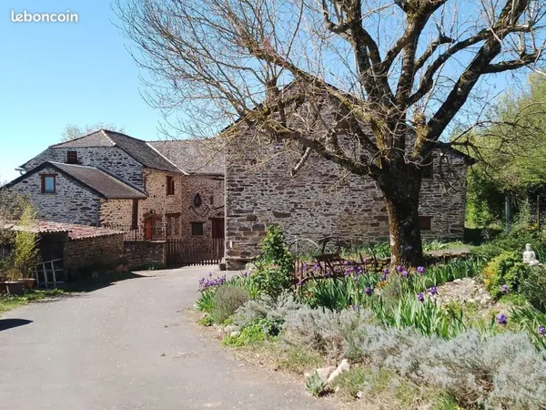 Maison en pierre, toit ardoise