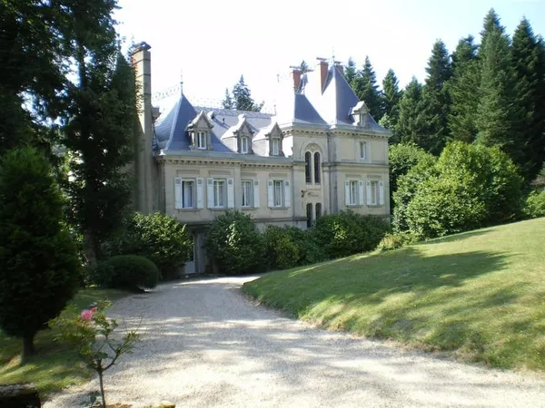 Beau château à vendre dans le sud de la France pour des raisons d'âge