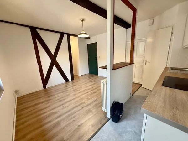 Villeneuve sur Lot, appartement T3 situé au deuxième étage d'un immeuble à colombages, dans le coeur