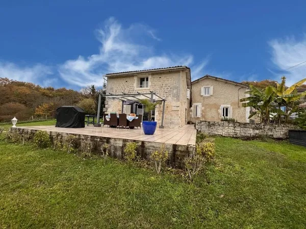 Superbe maison en pierre de 3 chambres proche de toutes commodités