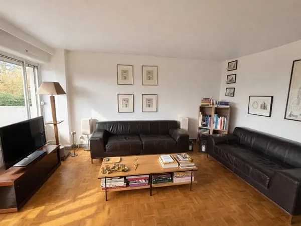 F5 LUMINEUX DANS UNE RESIDENCE RECHERCHÉE AVEC GARAGE ET PAR