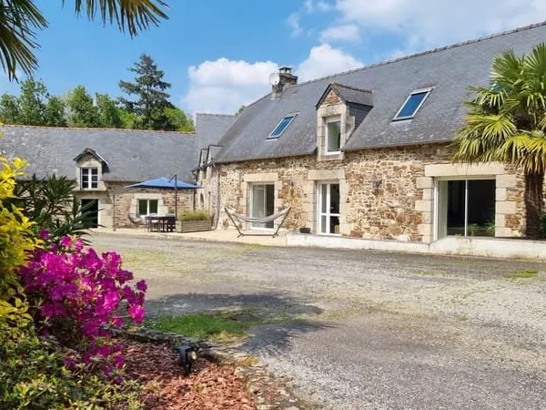 MORBIHAN, Kergrist, Charmante longère de 4 chambres dans un cadre champêtre paisible avec dépendance