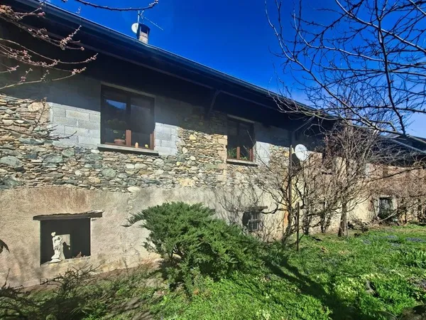 A vendre, tènement immobilier + jardin à vendre à CHAMOUX SUR GELON (73) proche La Rochette