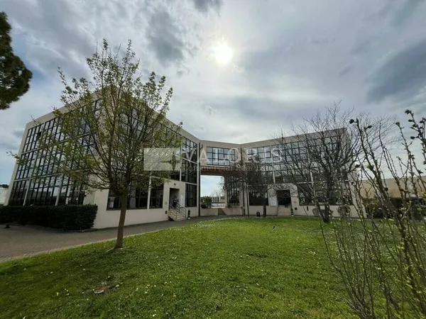 Bureau 131 m²