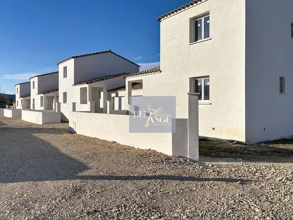 Maisons neuves dans un petit quartier résidentiel secteur Vallon-Pont-d'Arc