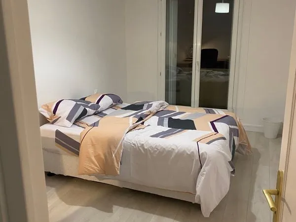 Chambre spacieuse et lumineuse avec balcon, entièrement meublée, proche de Paris