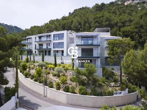 Eze - Ensemble immobilier avec piscines, vue mer et 10 stationnements