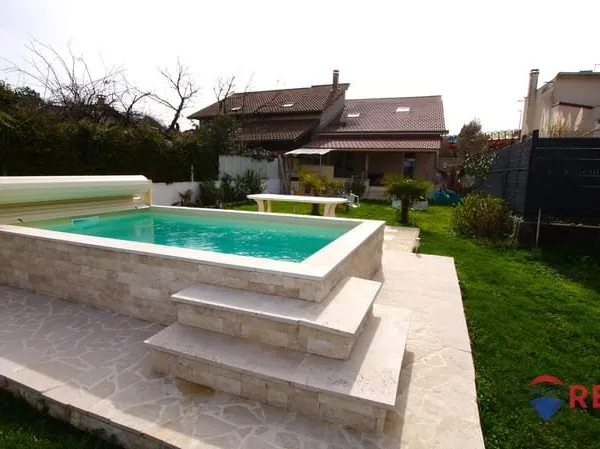 Maison de ville T4 entièrement rénovée avec piscine