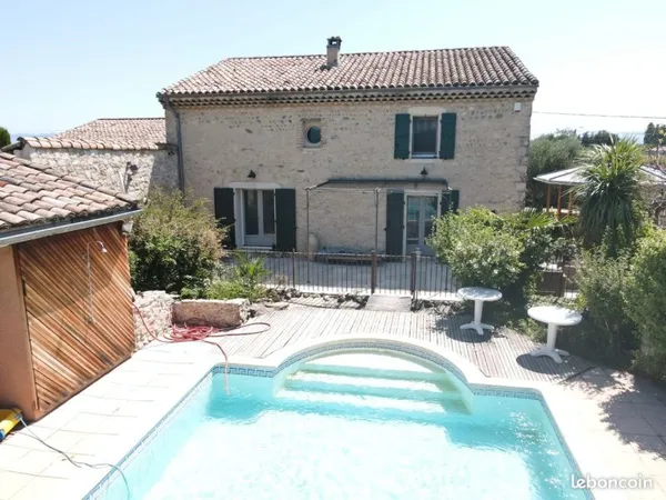 Propriété de caractère en pierre - 250 m² - Parc paysagé avec piscine & jacuzzi