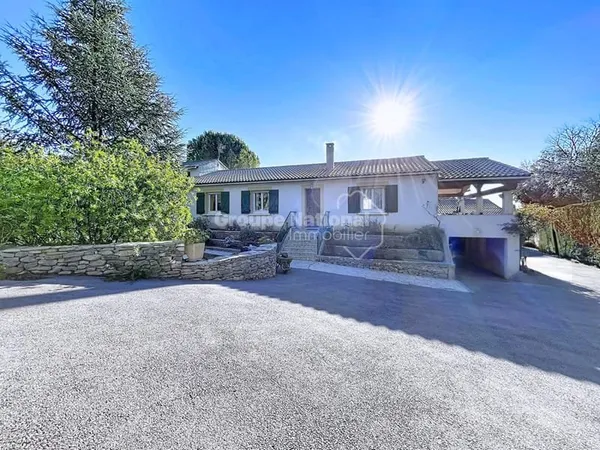 VILLA AVEC PISCINE ET DEPENDANCES SUSSARGUES