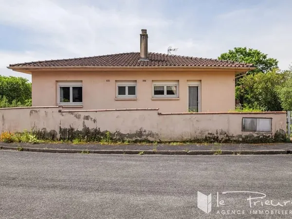 Maison à potentiel avec jardin, garage, sous-sol aménageable et