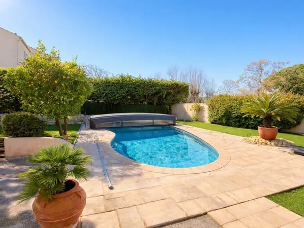 A VENDRE VILLA 7 PIECES 4 CHAMBRES PISCINE APPARTEMENT INDEPENDANT PROCHE CENTRE VILLE ET BORD DE ME