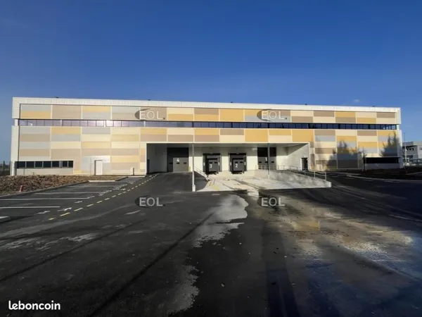 Local industriel 3 172 m²