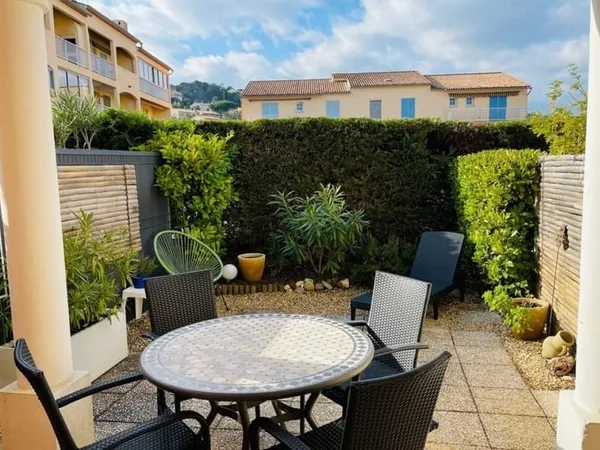 BEAU MAS MITOYEN DE 3 PIÈCES AVEC TERRASSE ET 2 JARDINETS