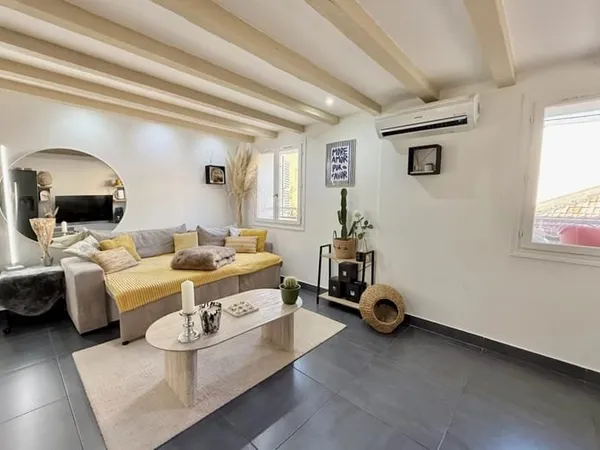 ST LAURENT DU VAR - MAISON DE VILLAGE - 2 APPARTEMENTS