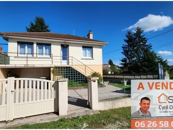 Maison avec balcon sympa, entourée de verdure, de commodités et juchée sur un sous-sol modulable