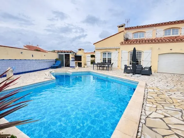 Villa 3 faces de 122 m² avec piscine