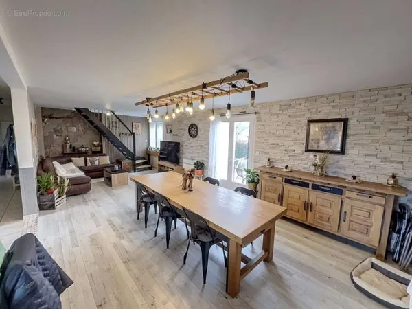 Maison T5/6 138m2 rénovée à Sémalens