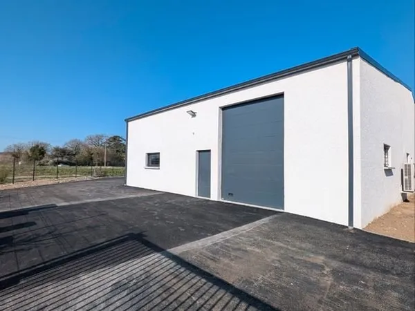 A LOUER Local professionnel neuf 100m2 avec bureaux
