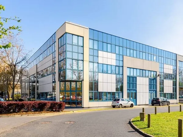 Local d'activité 2303 m²