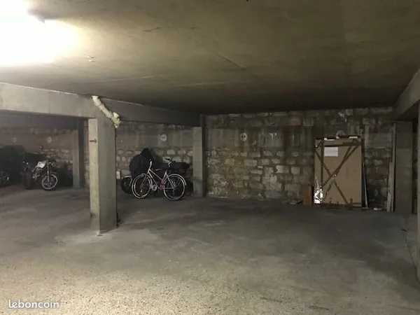Ventre d'une place de parking