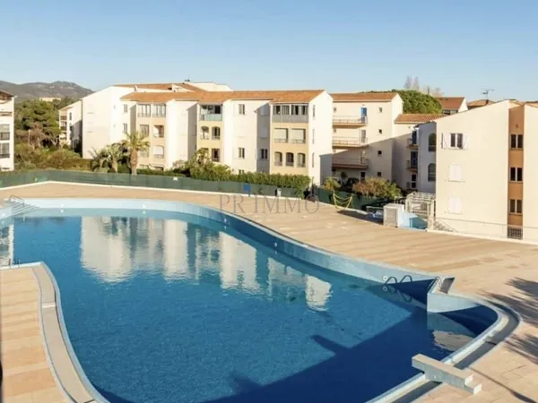 Charmant T2 Rénové Calme, Tennis & Piscine XL à Fréjus