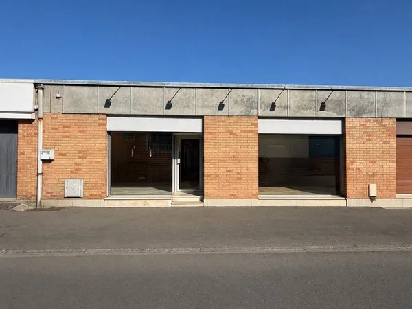 LOCAL COMMERCIALE DE 124m2 AVEC GRANDE VITRINE