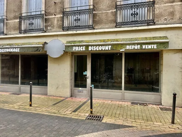 Villeneuve sur Lot, local commercial à rénover de 90 m² situé au centre ville sur un axe entre les H