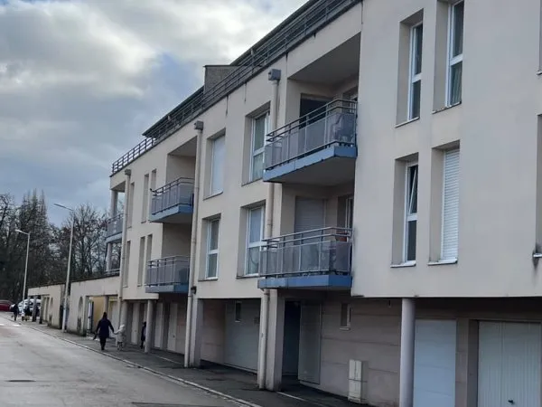 Appartement 3 pièces 79m2 , terrasse, cave, garage. Idéalement situé