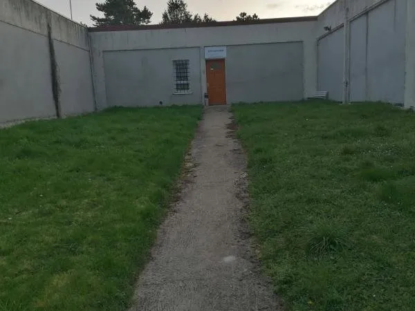 Bureau de 60 m² + 250 m² de terrain / 54 000 euros / Site gardienné