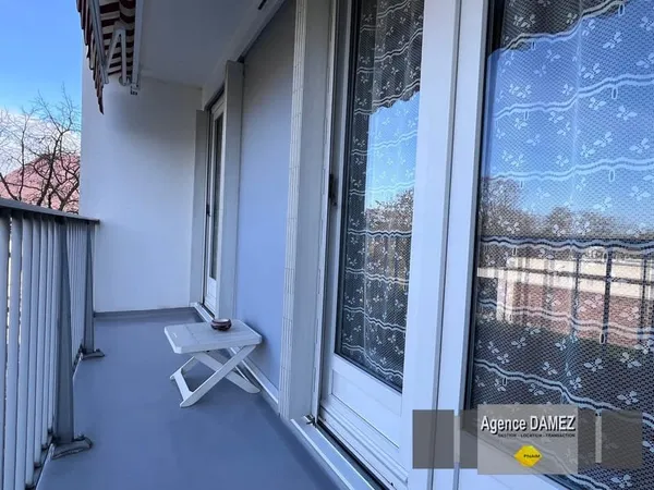 A Dourdan, Appartement T1 avec cuisine indépendante, balcon, garage et cave, proche commerces