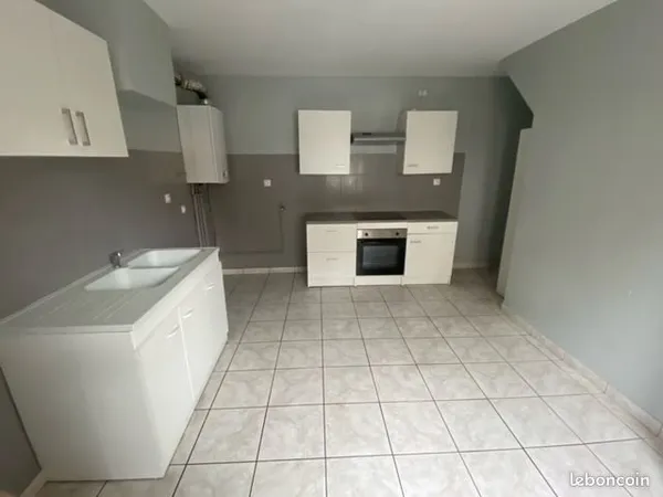 Dans petit immeuble