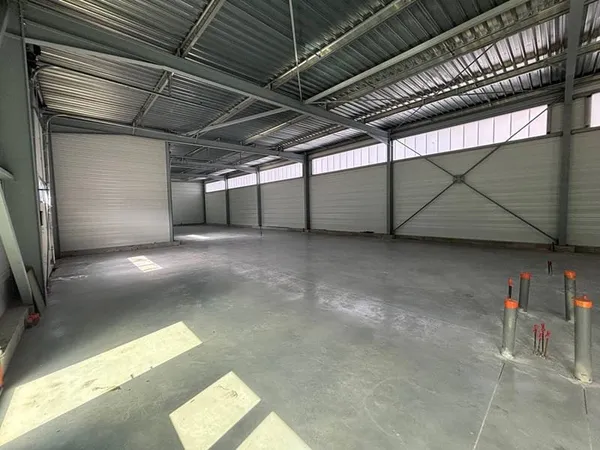 Entrepôt 151 m²