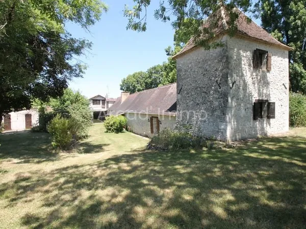 Magnifique longère avec pigeonnier, 5 chambres, un studio, u