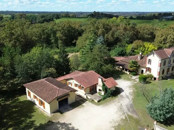 Ensemble immobilier composé de 2 maisons d'habitation avec dépendances sur un terrain de 1.7 hectare