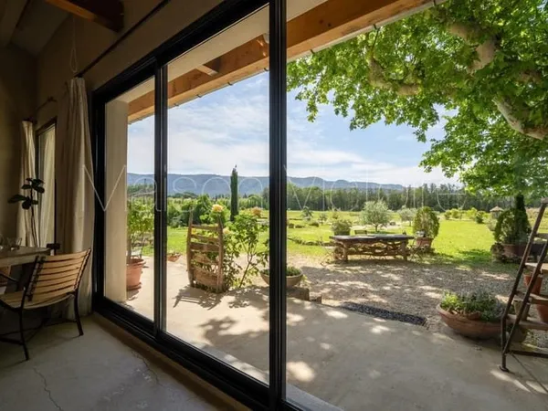 Mas de caractère avec jardin, piscine et vue sur le Luberon.